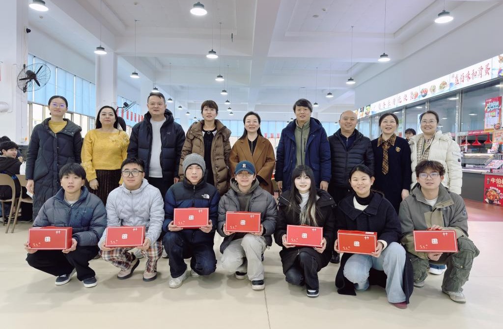 校领导深入艺术设计学院开展“七进”工作，与师生共迎新年