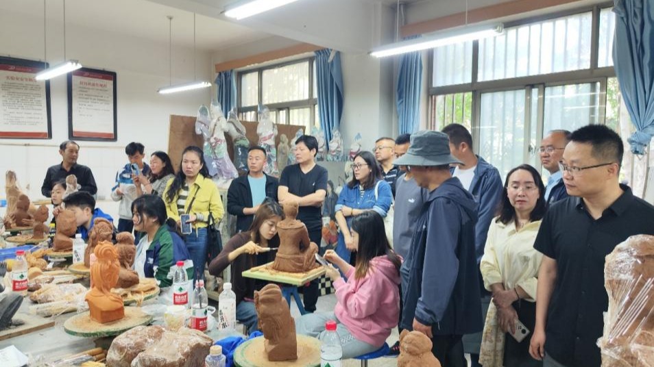 武威市各中小学美术教师参观我院敦煌彩塑基地