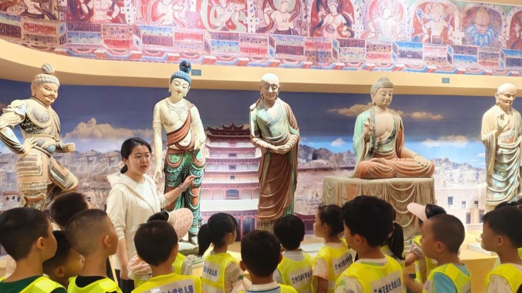 交大附属幼儿园师生来我院参观敦煌彩塑非物质文化遗产展示厅