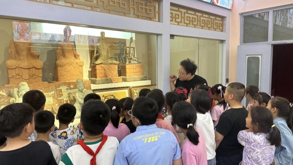 兰州交通大学附属小学师生来我院“敦煌彩塑制作技艺”传承基地参观